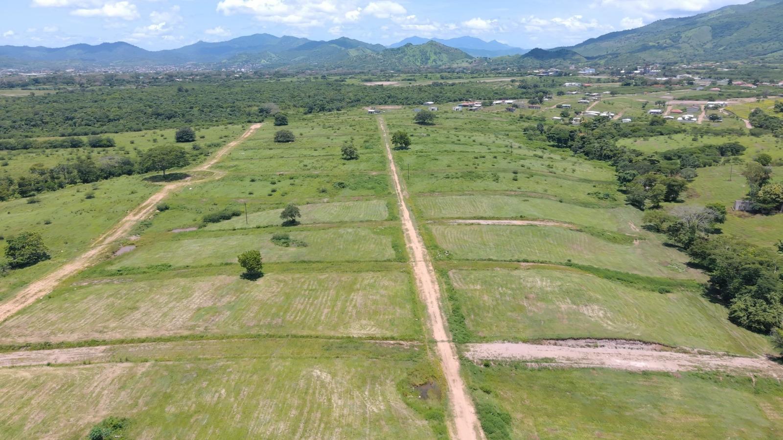 Vista aérea diurna de los lotes con montañas al fondo