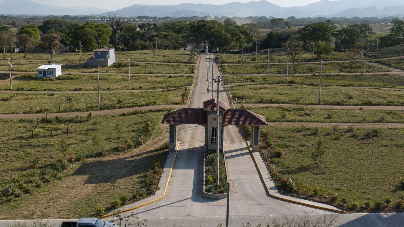 Vista frontal del pórtico de acceso