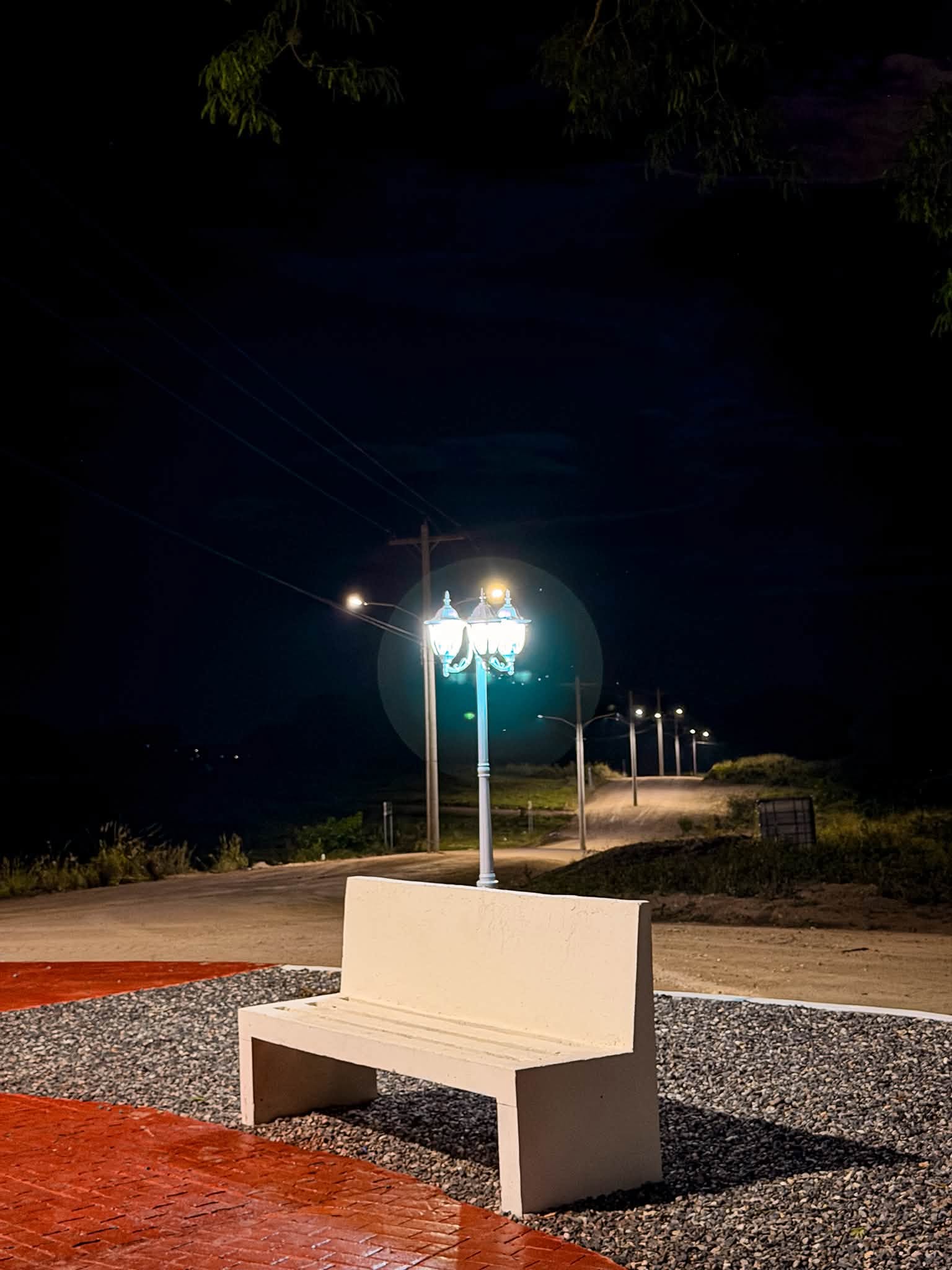 Banca y luminaria de la rotonda de noche
