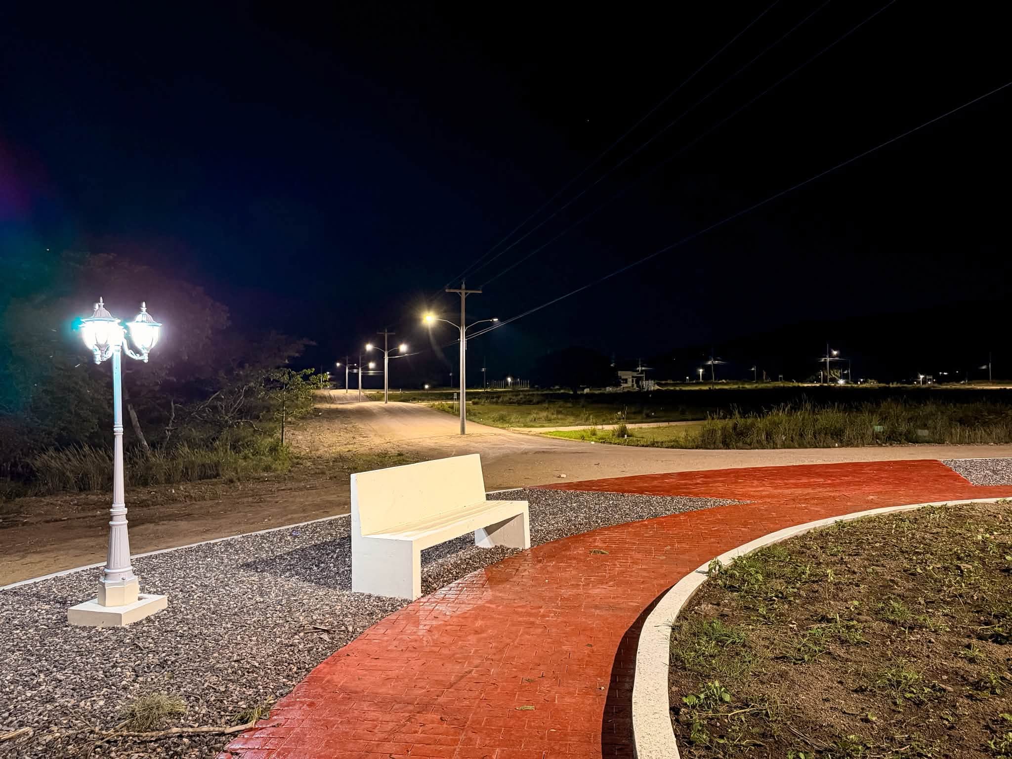 Sendero curvo con luminarias de la rotonda