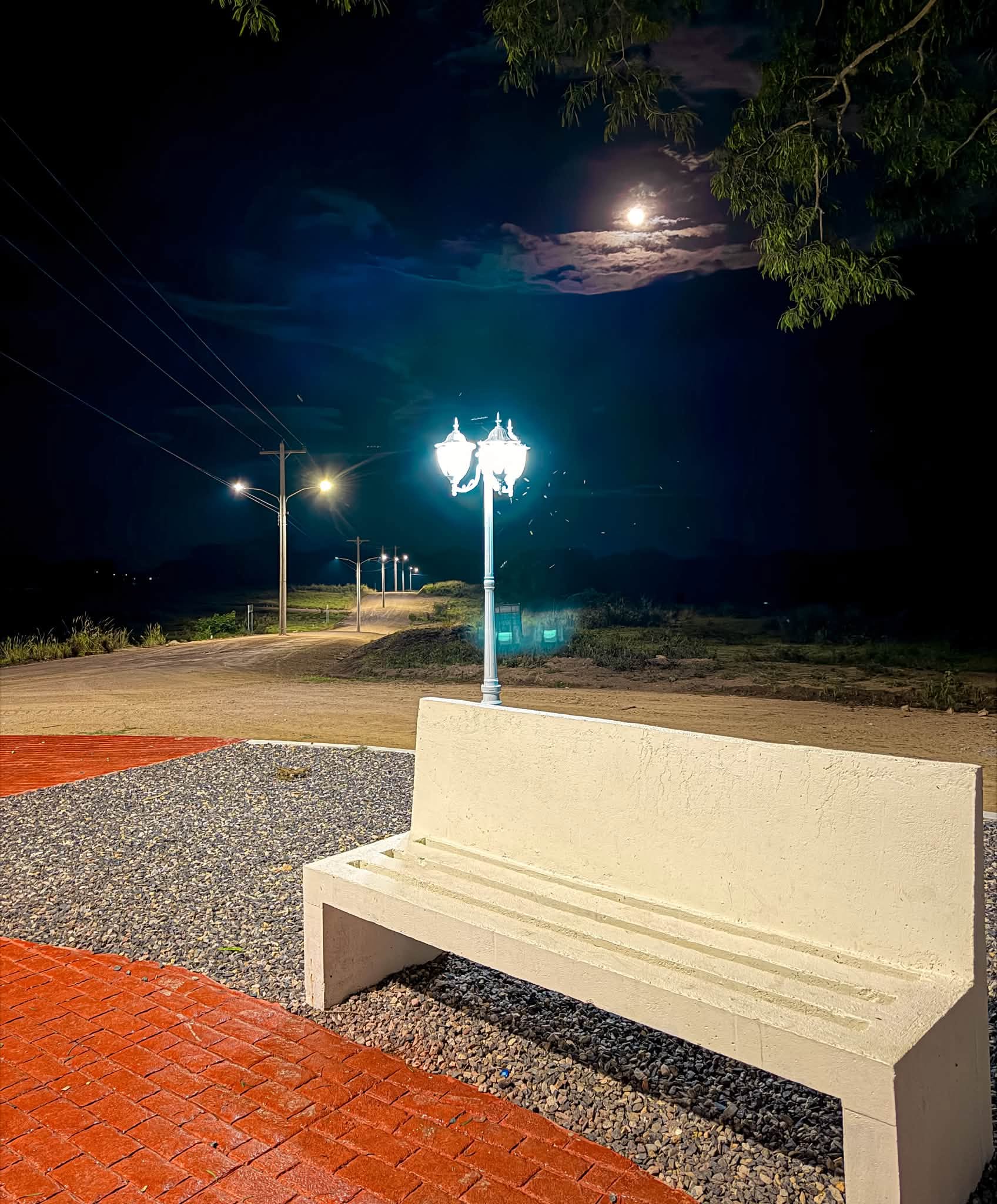 Banca con luminaria y luna en la rotonda