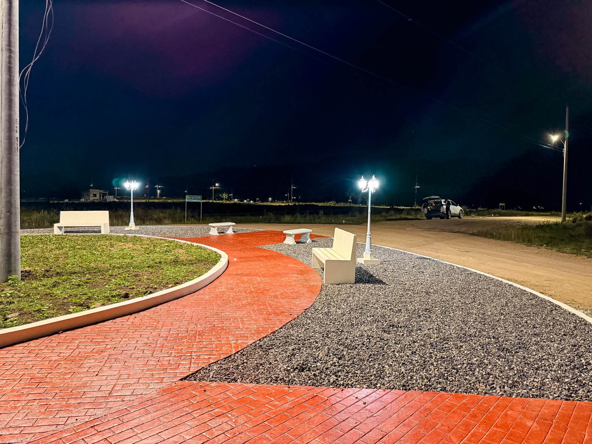 Vista completa de la rotonda de noche